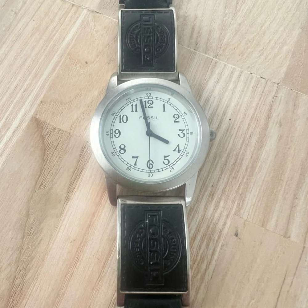 Rare Fossil EC-8722 black leather embossed watch NEW BATTERY